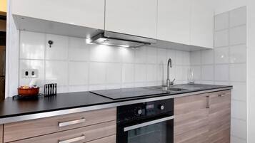 Fridge, oven, stovetop, dishwasher