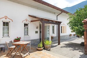 Outdoor dining - 'Standard Two-Room Apartment' with Mountain View, Shared Terrace and Wi-Fi (Aymavilles)