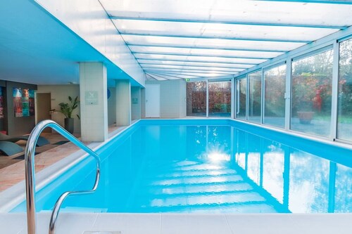 A Place You'll Surely Enjoy! Indoor Pool, Near Henriette Polak Museum!