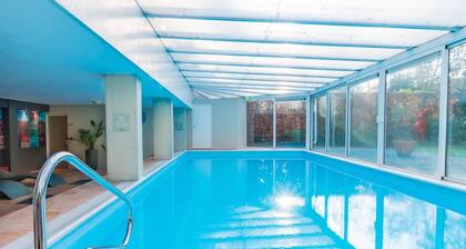 Everything You Need For The Perfect Vacation! Indoor Pool, Free Parking!