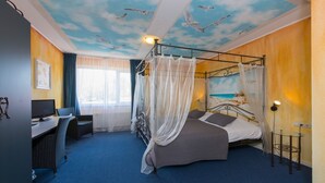 Ein Zimmer mit Bett, Schreibtisch, Stuhl und Wandgemälde an der Decke.