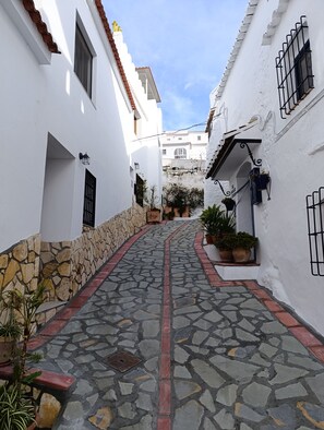 Exterior detail - Cozy house in a picturesque white mountain village (Canillas de Albaida)