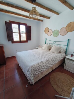 Iron/ironing board, bed sheets