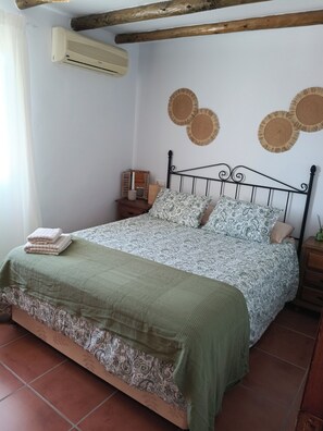 Iron/ironing board, bed sheets