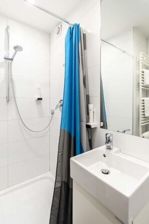 Dusche, kostenlose Toilettenartikel, Haartrockner, Handtücher