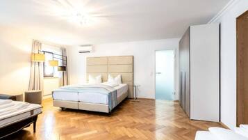 Une chambre à coucher avec un lit, une table de chevet, une lampe et une armoire.