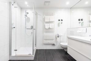 Ducha, artículos de higiene personal gratuitos y secador de pelo