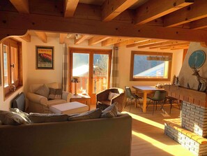 TV, fireplace - Stunning Alpine chalet for seven people with breathtaking mountain views! (La Chapelle-d'Abondance)
