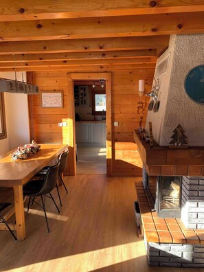 Outdoor dining - Stunning Alpine chalet for seven people with breathtaking mountain views! (La Chapelle-d'Abondance)