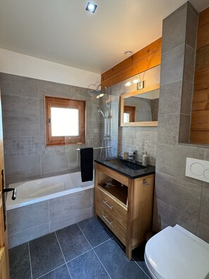 Shower, hair dryer, soap, shampoo - Stunning Alpine chalet for seven people with breathtaking mountain views! (La Chapelle-d'Abondance)