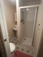 Family Quadruple Room | Bathroom | Shower, free toiletries, towels, soap