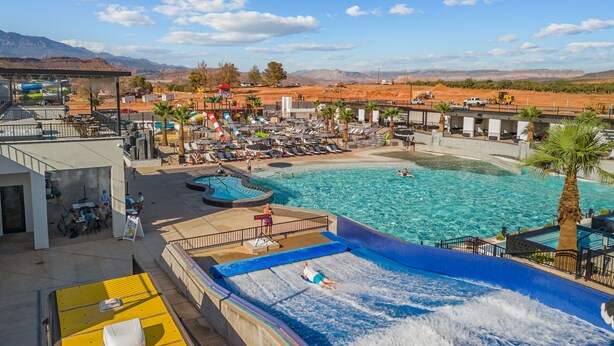 Un complexe hôtelier doté d’une grande piscine, de toboggans aquatiques et offrant une vue sur les montagnes.