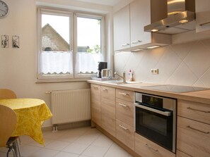 Fridge, microwave, oven, dishwasher - in Stadtrandlage mit guter Anbindung, sowie groß by Interhome (Dresden)