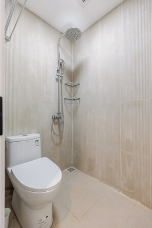 Een douche, een haardroger, handdoeken, zeep