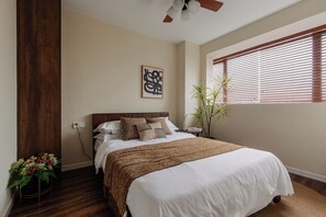 4 bedrooms, iron/ironing board, Internet, bed sheets - 5 mins walk to Jing'an temple, 4br, 2bth, Family friendly! (Shang Hai Shi)