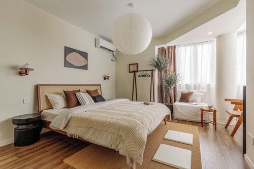 5 mins walk to Jing'an temple, 4br, 2bth, Family friendly!