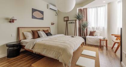 5 mins walk to Jing'an temple, 4br, 2bth, Family friendly!