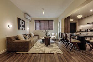 Dining - 5 mins walk to Jing'an temple, 4br, 2bth, Family friendly! (Shang Hai Shi)