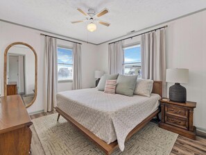 4 bedrooms, bed sheets - Spread'N Kindness | Pet-Friendly + One Block from the Beach (Surf City)