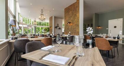 Tranquil Stay! Indoor Pool with Free Parking, Close to Africa Museum!