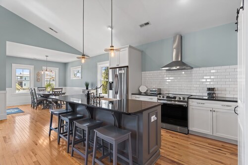 Ultimate Family Beach House + Fully Stocked + Sleeps 10