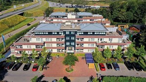 Un hôtel doté d’une cour intérieure, de nombreux espaces de stationnement et offrant une vue sur le paysage environnant.