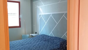 A bedroom with a bed, a desk, and a window. - WEEKEND HEALTH WELLNESS REGENERATE (Bossico)