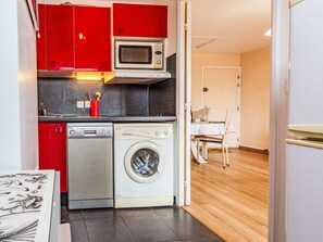 Fridge, microwave, dishwasher, cookware/dishes/utensils - Les Sylvestres by Interhome (Cabourg)