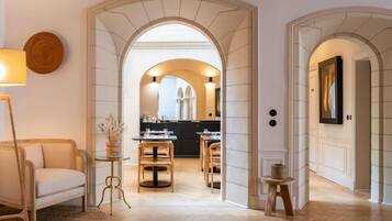 Ein modernes Interieur mit Essbereich, Küche und einer Sitzecke.