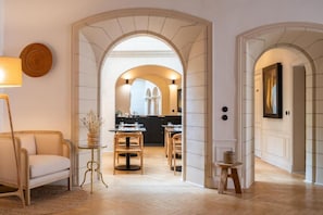 A modern interior with a dining area, kitchen, and a sofa. - La Salamandre (Orléans)