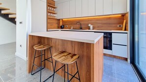 Geladeira, micro-ondas, fogão, lava-louças