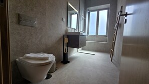 Dusche, Haartrockner, Handtücher, Toilettenpapier