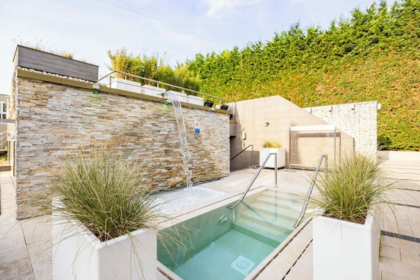 Cool off in the refreshing plunge pool between heat sessions.