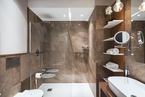 Economy-Doppelzimmer, Nichtraucher | Badezimmer | Hausschuhe