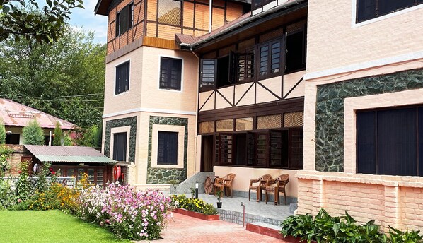 Quarto standard, vista para a colina, ao lado do lago | Fachada