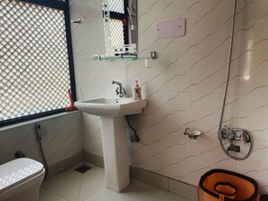 Habitación estándar, vista a la colina, junto al lago | Baño