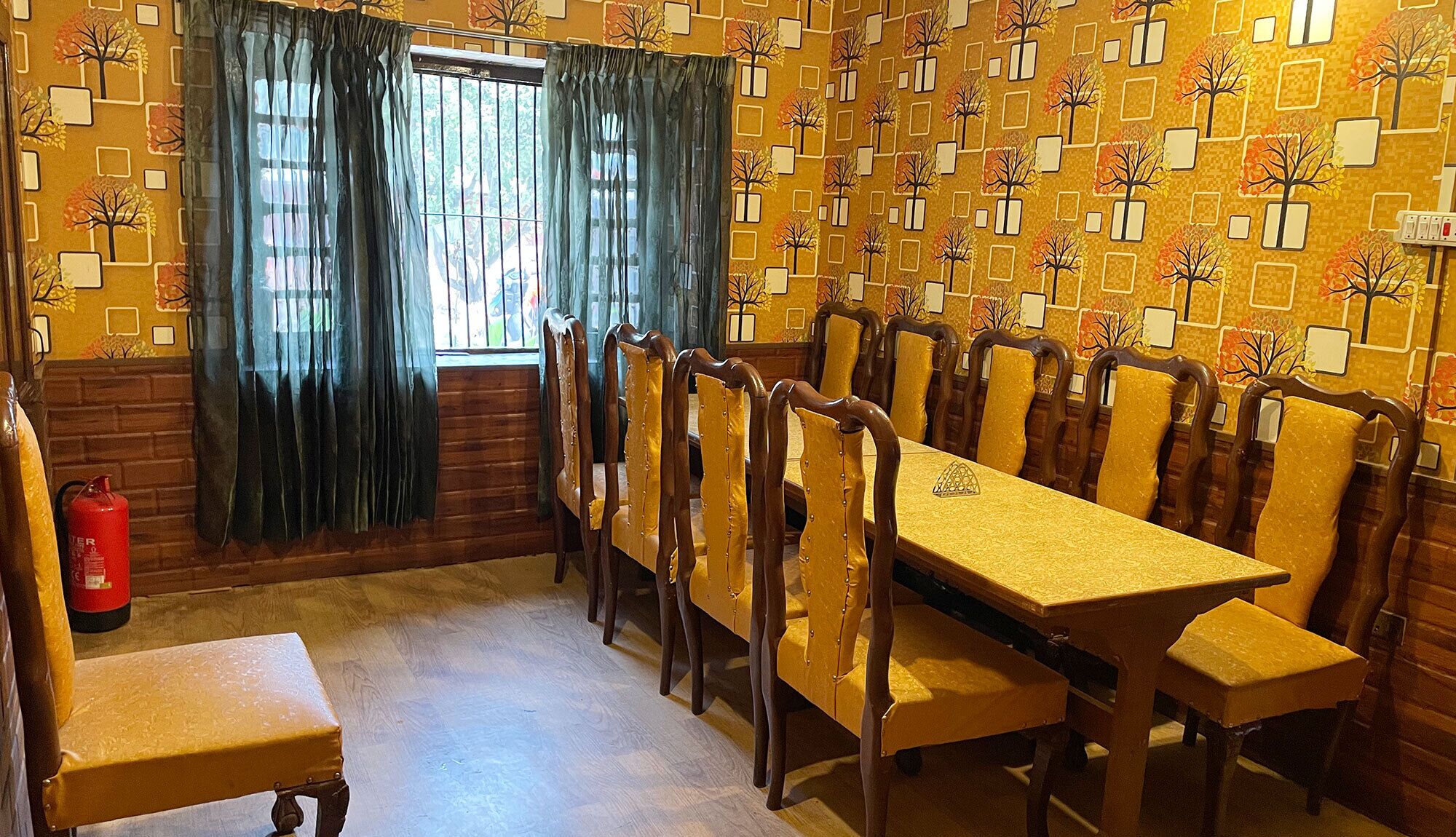 Kamar Standar, pemandangan bukit, tepi danau | Ruang makan