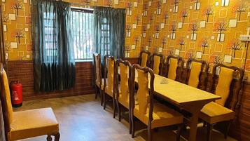 Kamar Standar, pemandangan bukit, tepi danau | Ruang makan