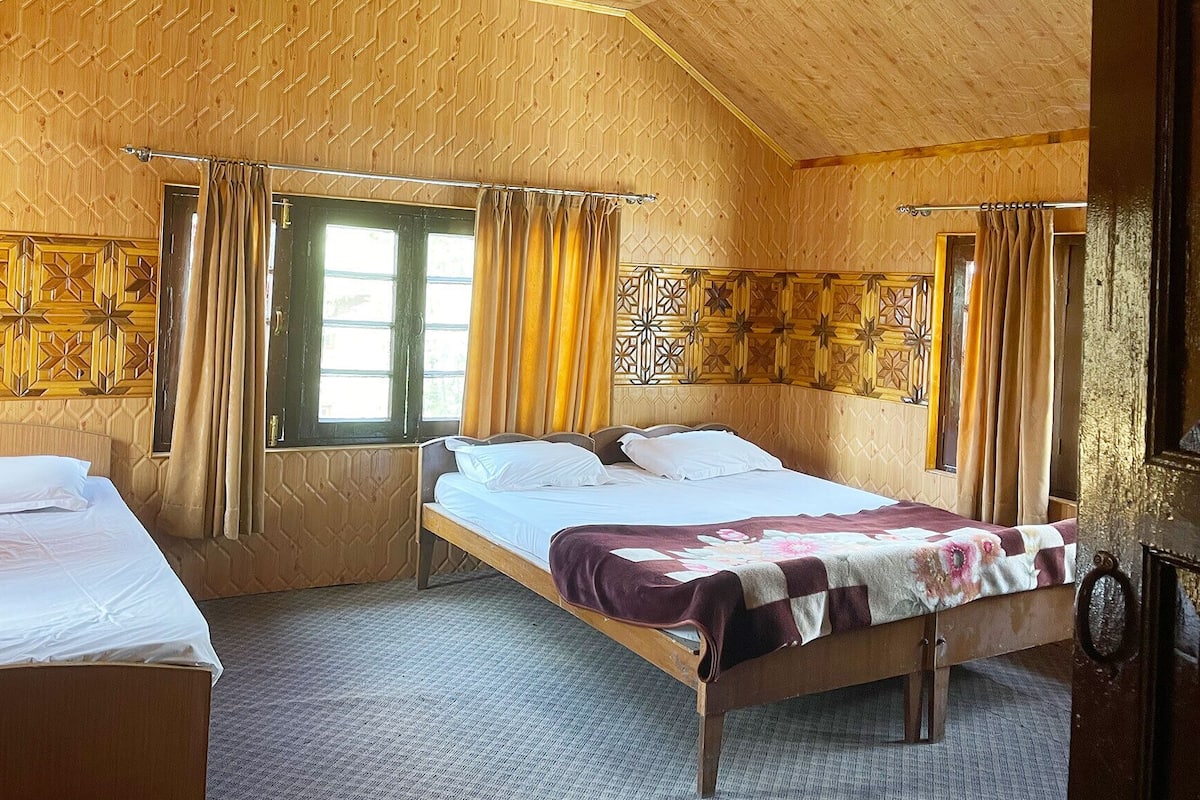 Kamar Standar, pemandangan bukit, tepi danau