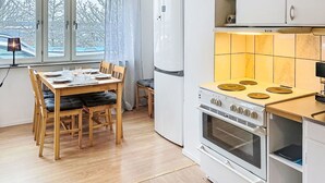 Kjøleskap, mikrobølgeovn, ovn og kjøkkenutstyr