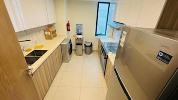 Kamer, 1 twee- of 2 eenpersoonsbedden, uitzicht op rivier | Privékeuken | Een koelkast, een microgolfoven, een vaatwasser