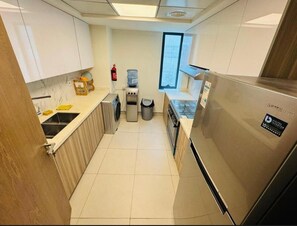 Double or Twin Room, River View | Private kitchen
