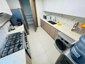 Private kitchen - emaro hostel (Dubai)