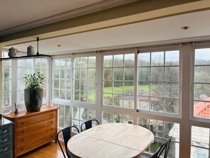 Dining - Apartment 'Familia Froufe 4' with Mountain and Arnoia River Views (Baños de Molgas)