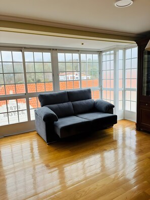Living area - Apartment 'Familia Froufe 4' with Mountain and Arnoia River Views (Baños de Molgas)