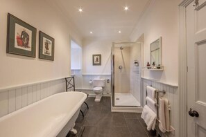 Superior Double Room, Lake View | Bathroom - Barcaldine Castle (Oban)