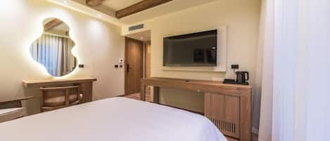 Minibar, desk, free WiFi