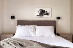 Een strijkplank/strijkijzer, wifi, beddengoed