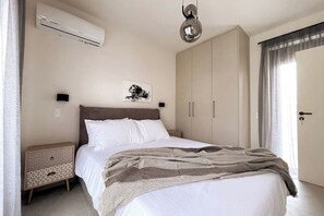 Een strijkplank/strijkijzer, wifi, beddengoed