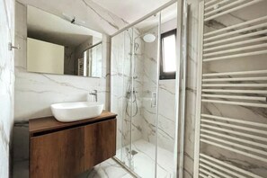 Shower, hair dryer, towels, soap - Athenean Gem Near Athens Metro Mall-B1 (Ilioupoli)